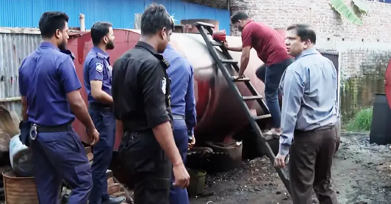 অবৈধ জ্বালানি তেলের মজুত ধরতে পুলিশের অভিযান